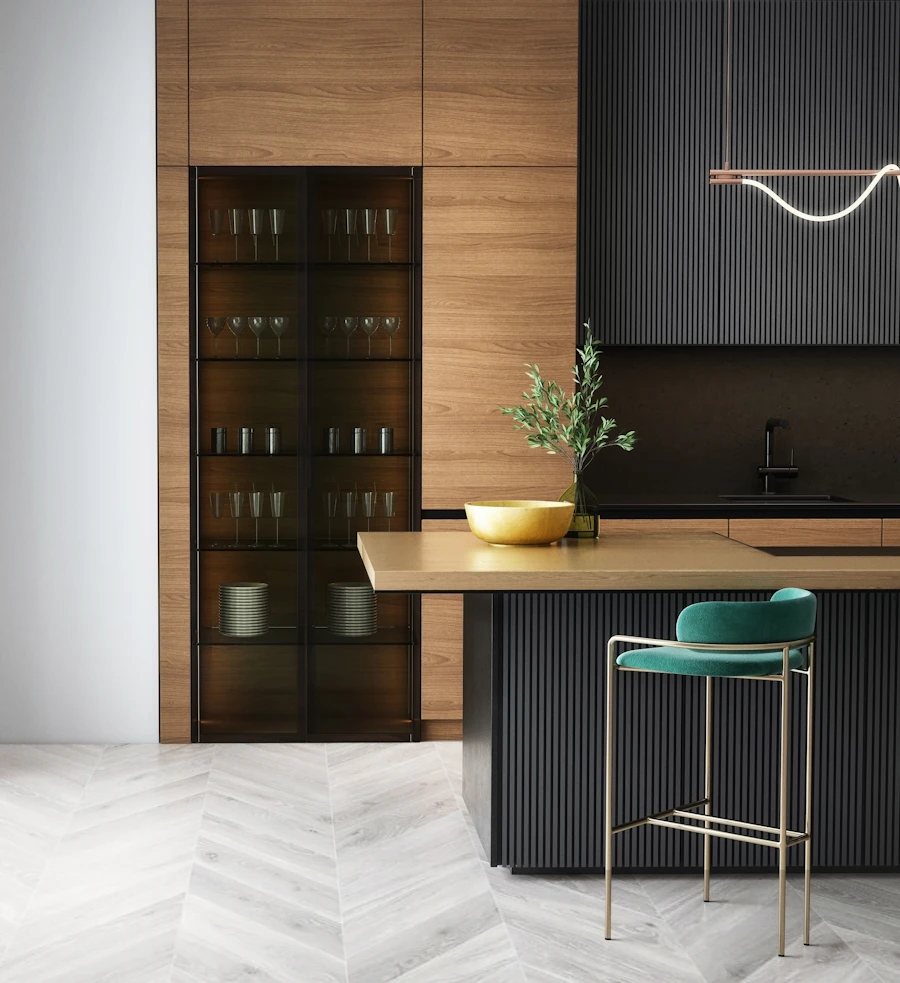 Detailaufnahme einer präzise gefrästen Holzverbindung mit Zwingen