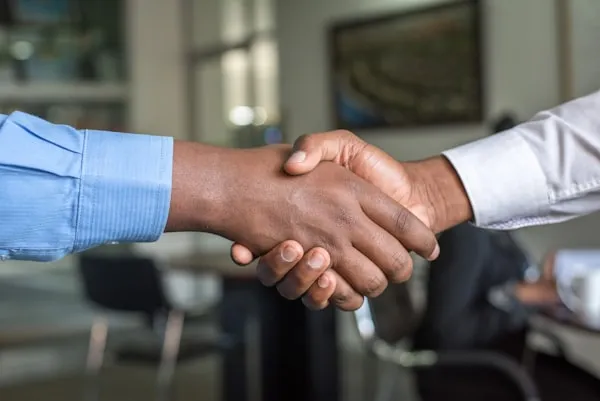 Handschlag zur Begrüßung eines Mandanten